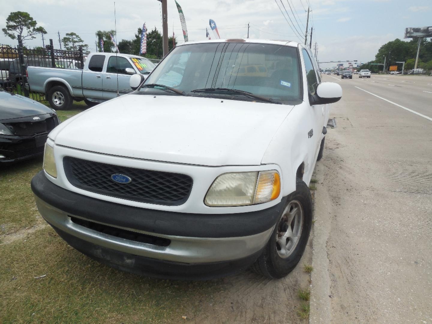 1997 WHITE FORD F-150 SuperCab Flareside Short Bed 2WD (1FTDX07W0VK) with an 4.6L V8 SOHC 16V engine, AUTOMATIC transmission, located at 2303 West Mt. Houston, Houston, 77038, (281) 507-3956, 29.771597, -95.339569- Photo#5