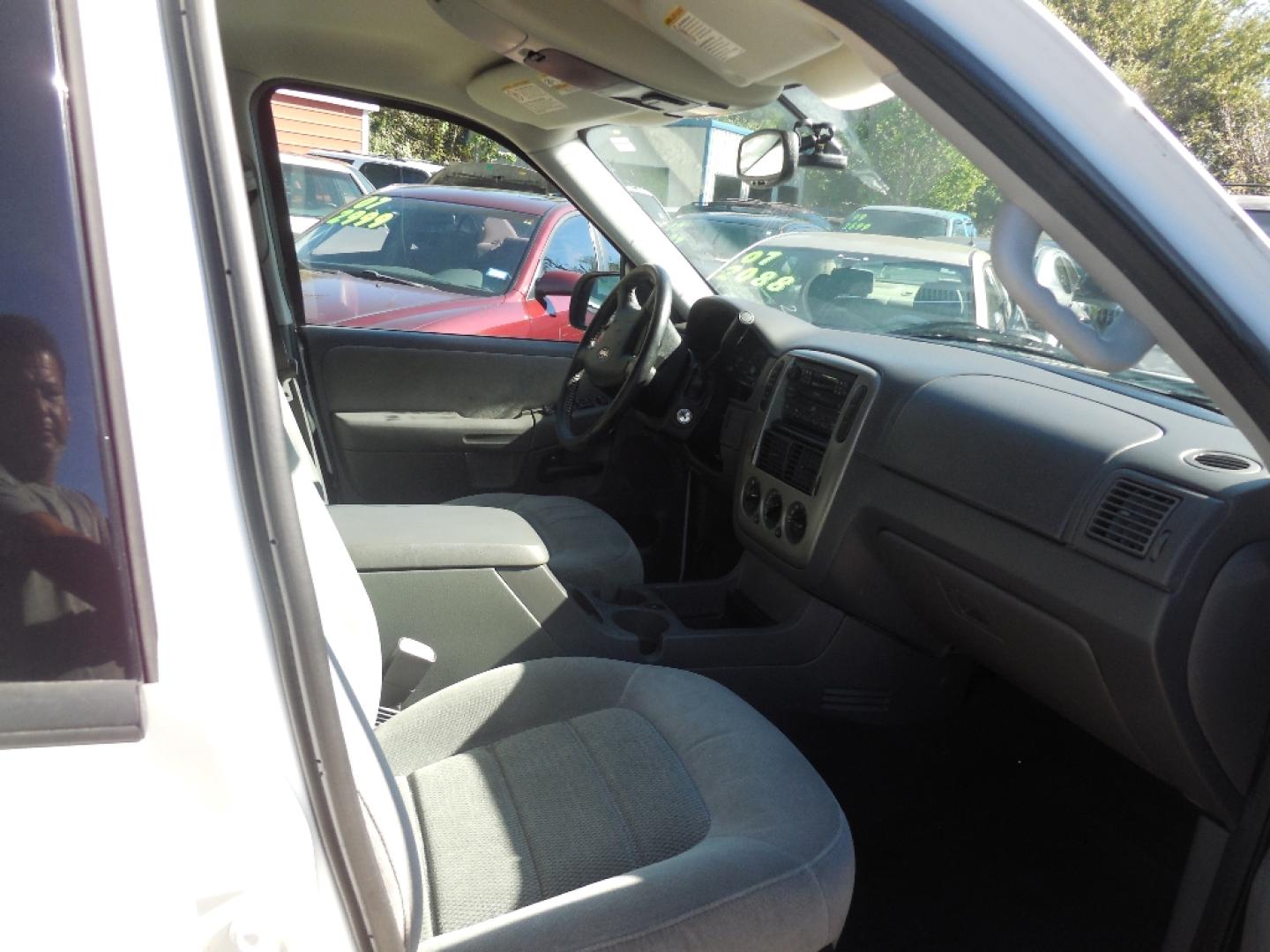 2005 WHITE FORD EXPLORER XLT 4.6L 2WD (1FMZU63W75U) with an 4.6L V8 SOHC 16V engine, AUTOMATIC transmission, located at 2303 West Mt. Houston, Houston, 77038, (281) 507-3956, 29.771597, -95.339569- Photo#3